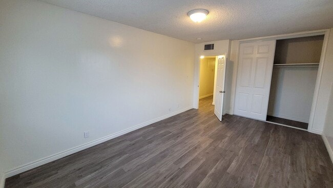 Building Photo - 6 Bedroom 3 Bath Two Story House with REMODELED Kitchen and Bathrooms Available Now!