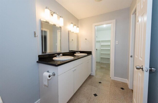 Building Photo - 1112 Bering Dr