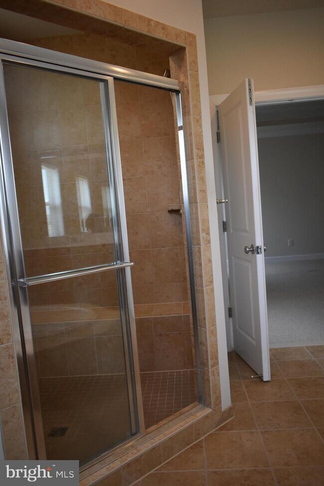 Building Photo - Luxurious Single-Family Home in Vibrant On...