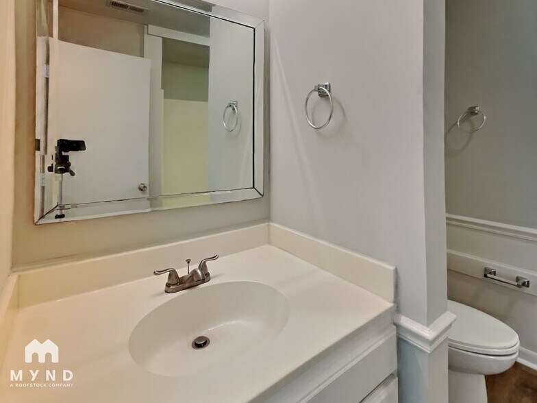 Building Photo - 137 Candlewick Dr