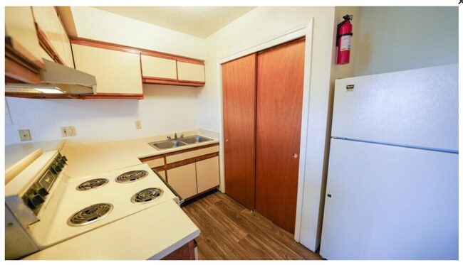 Building Photo - BRANDYWOOD PARK!!! FREE UTILITIES!! GREAT ...