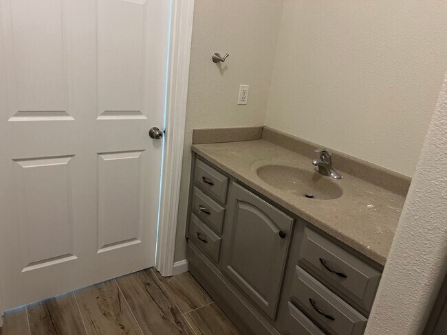 Building Photo - Adorable Kingsburg Home for rent