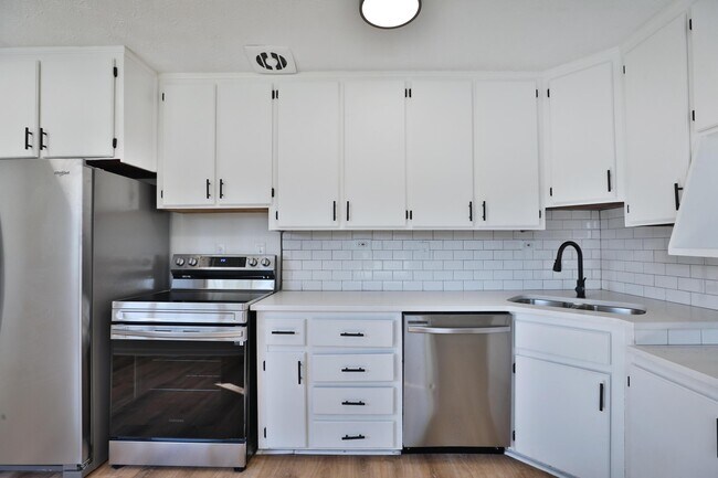 Building Photo - 601 Daventry Ln
