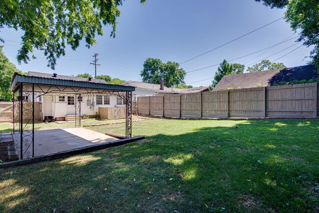 Building Photo - 2231 Blair Blvd