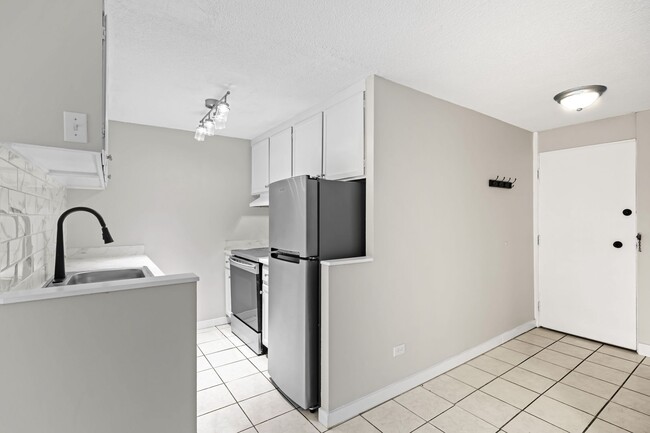 Building Photo - Updated 2-bedroom condo in Denver!