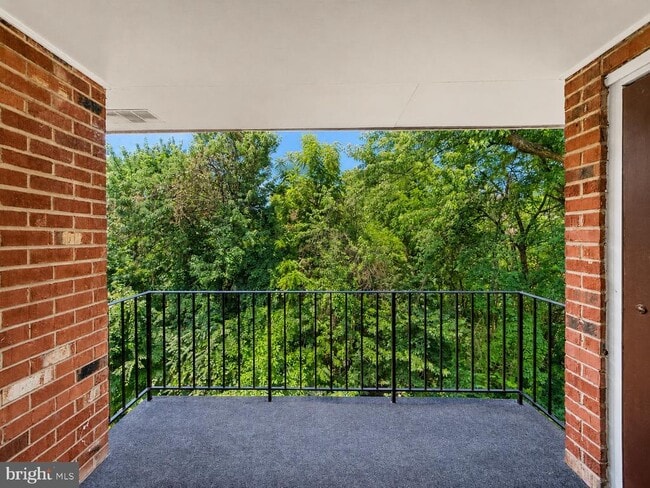Building Photo - 3830 Lyndhurst Dr