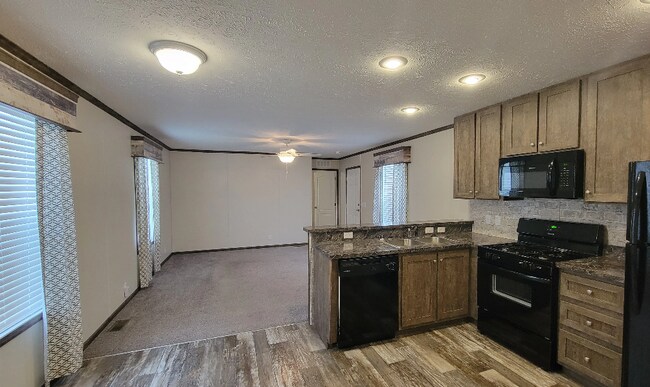 Building Photo - 900 Willow Ln