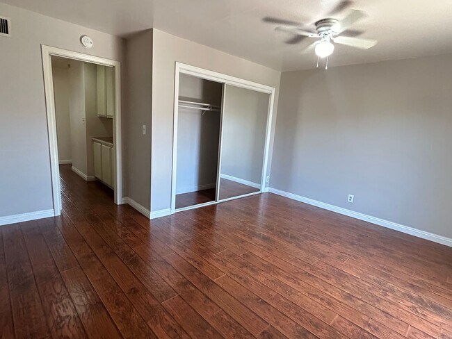 Building Photo - Spacious 2-bedroom with bonus room townhom...