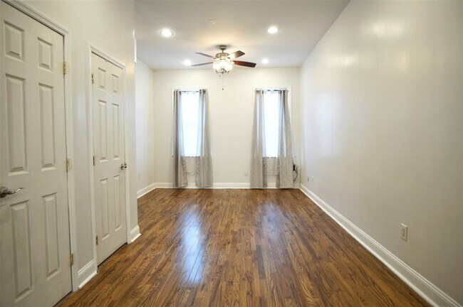 Building Photo - 356 Varick St