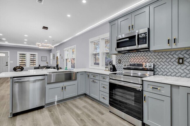 Building Photo - 830 Parkwood Ave