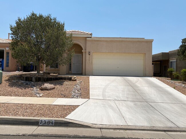 Building Photo - Beautiful 3BR/2BA home in Great NE Heights...