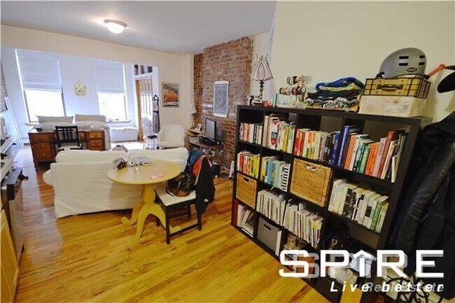 Building Photo - 814 10th Ave