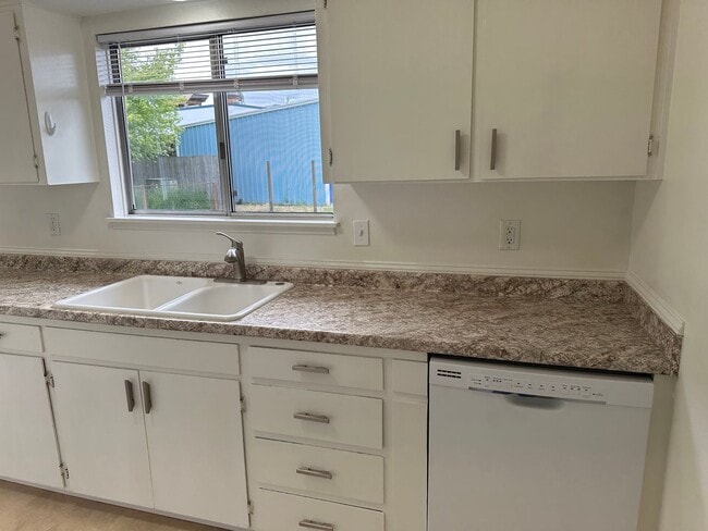Building Photo - Updated 2 bed 1 bath dulpex in Springfield!