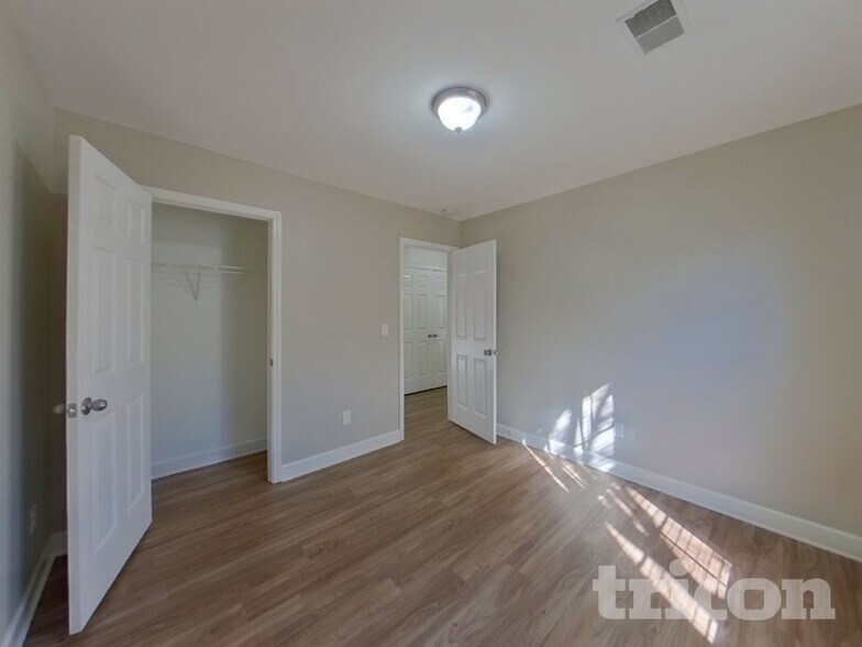 Building Photo - 124 Bathurst Ln