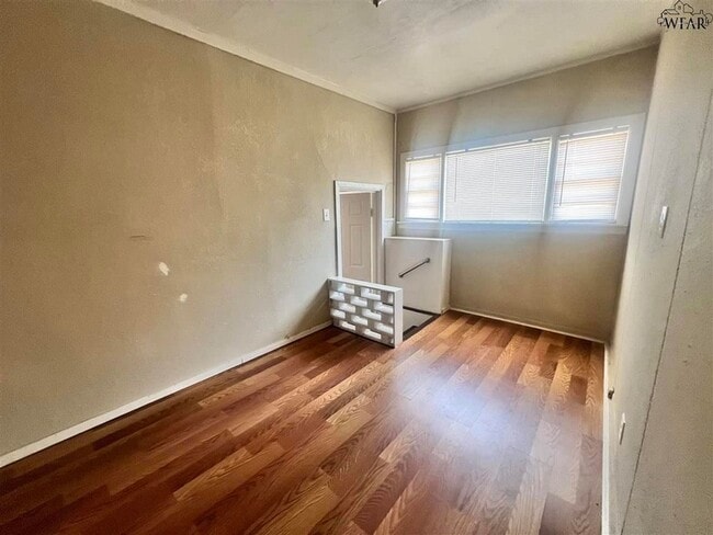 Building Photo - 2006 Bell St