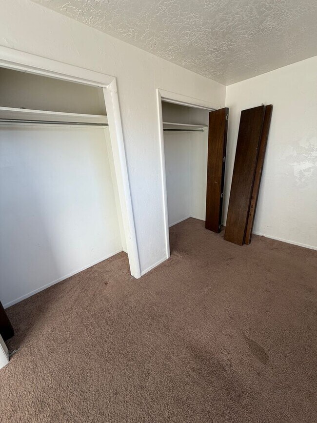 Building Photo - CS-1070/1080 E 800 N Bookcliff Apartments