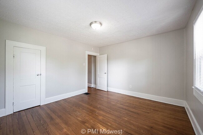 Building Photo - "Charming 3-Bed Duplex Gem in Indianapolis – Spacious 1300 Sq Ft Haven!"