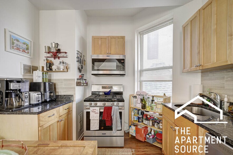 Building Photo - 2732 W Chicago Ave