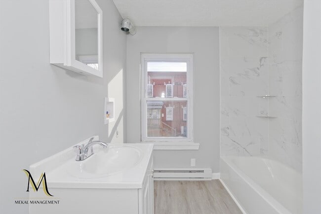 Building Photo - 131 Center St