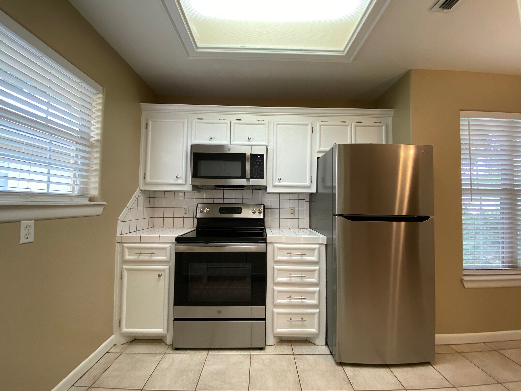 Building Photo - 1209 Swallow Ave