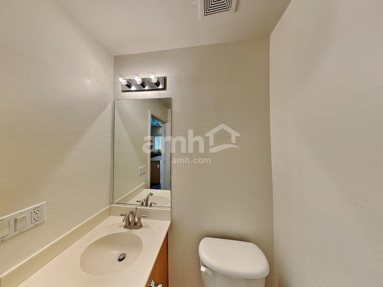 Building Photo - 1509 S 123rd Dr