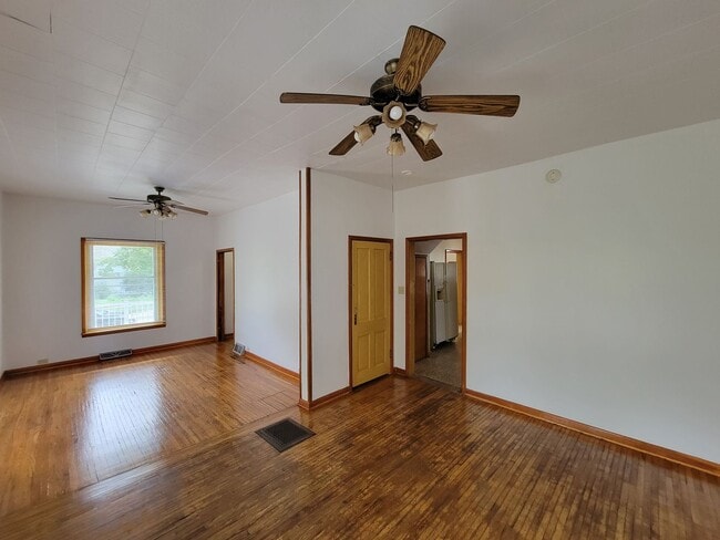 Building Photo - 5 Bedroom House in Cedar Falls