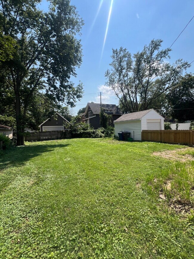 Building Photo - 3 bedroom / 2 bathroom home with Fenced Backyard For Rent on the Popular Kingman Blvd!