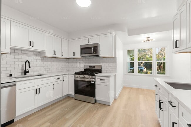 Building Photo - Newly REMODELED large 4 bed / 4 bath home w/ family room, private bonus room / home office, and "...