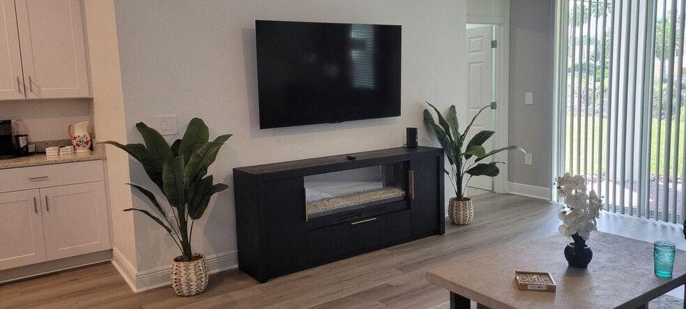 Building Photo - 284 Links Ter Blvd