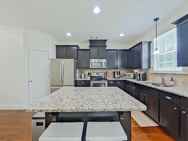 Building Photo - Beautiful 4 Bedroom home in Canterbury Farms!