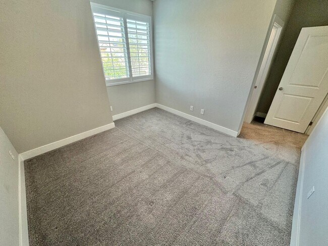 Building Photo - STUNNING 2 STORY HOME 3 BEDROOM/2.5 BATHROOM