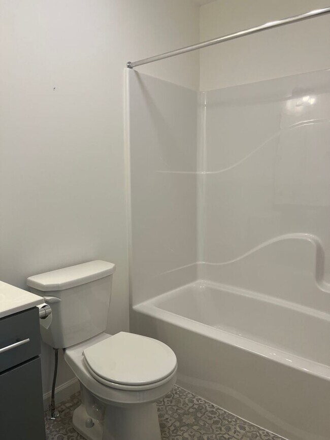 Building Photo - Stunning 3 Bedroom 2.5 Bathroom