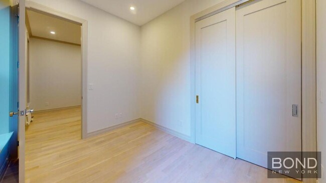 Building Photo - 250 W 91st St