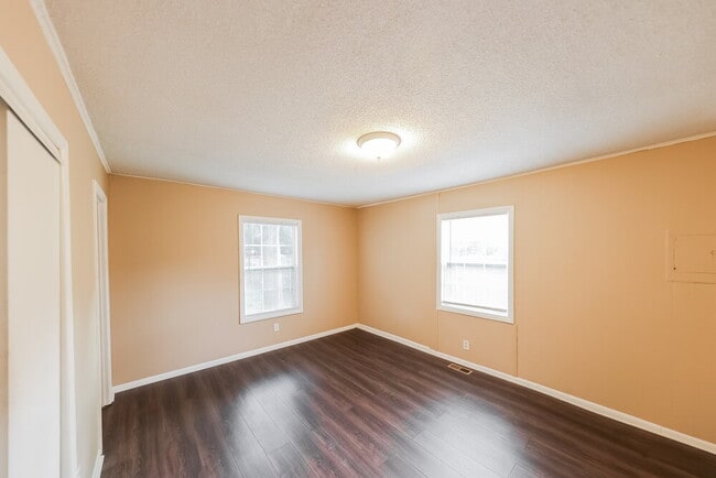 Building Photo - 2512 Circle Dr
