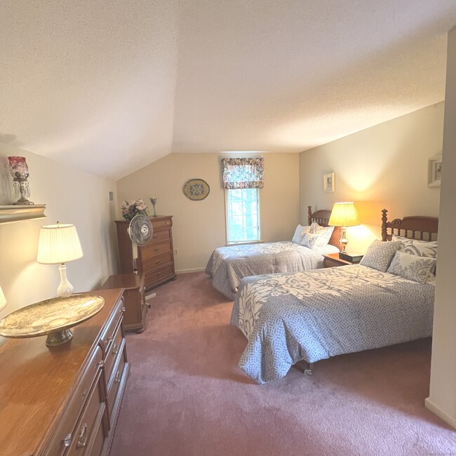 Building Photo - 697 South End Rd