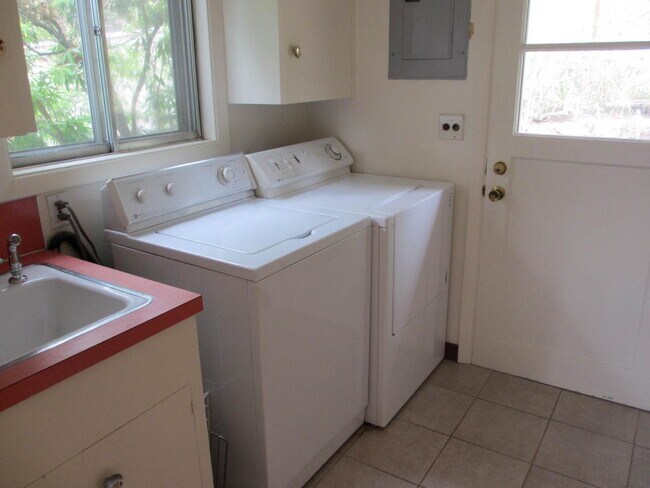 Building Photo - SW PDX Spacious Mid-Century Home Located i...