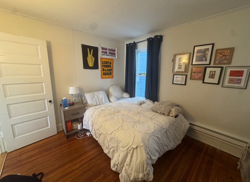 Building Photo - 1121 Leonard Pl