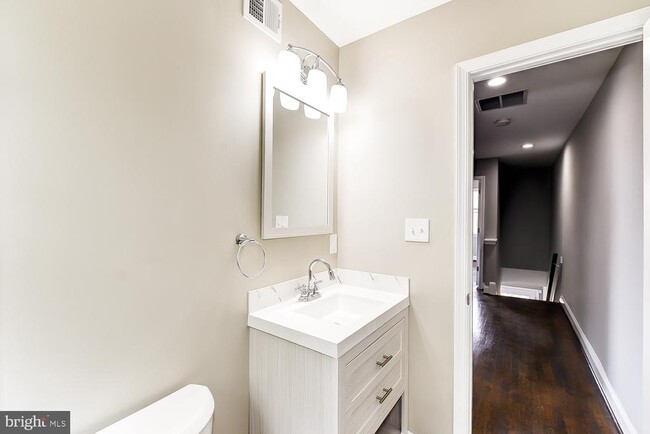 Building Photo - 707 Congress St SE