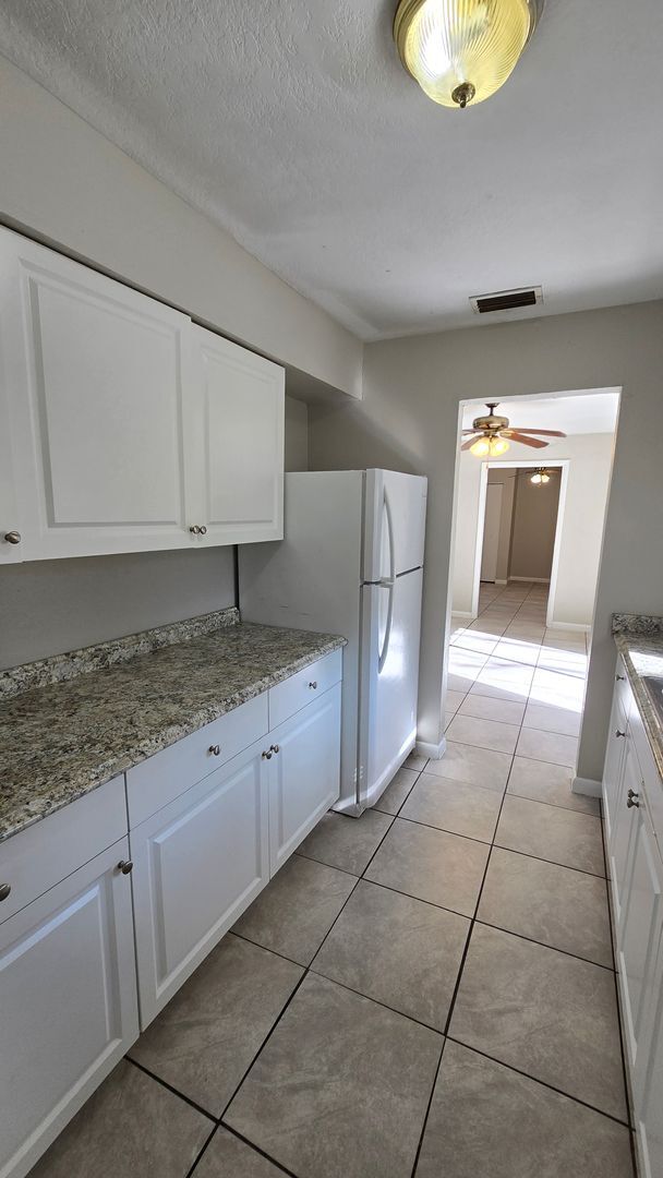 Building Photo - 3 Bed, 2 Bath, 1 Car garage.