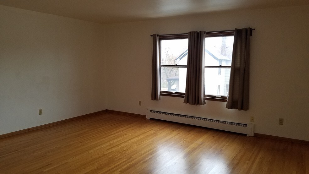 Living room - 1022 Arkwright St N