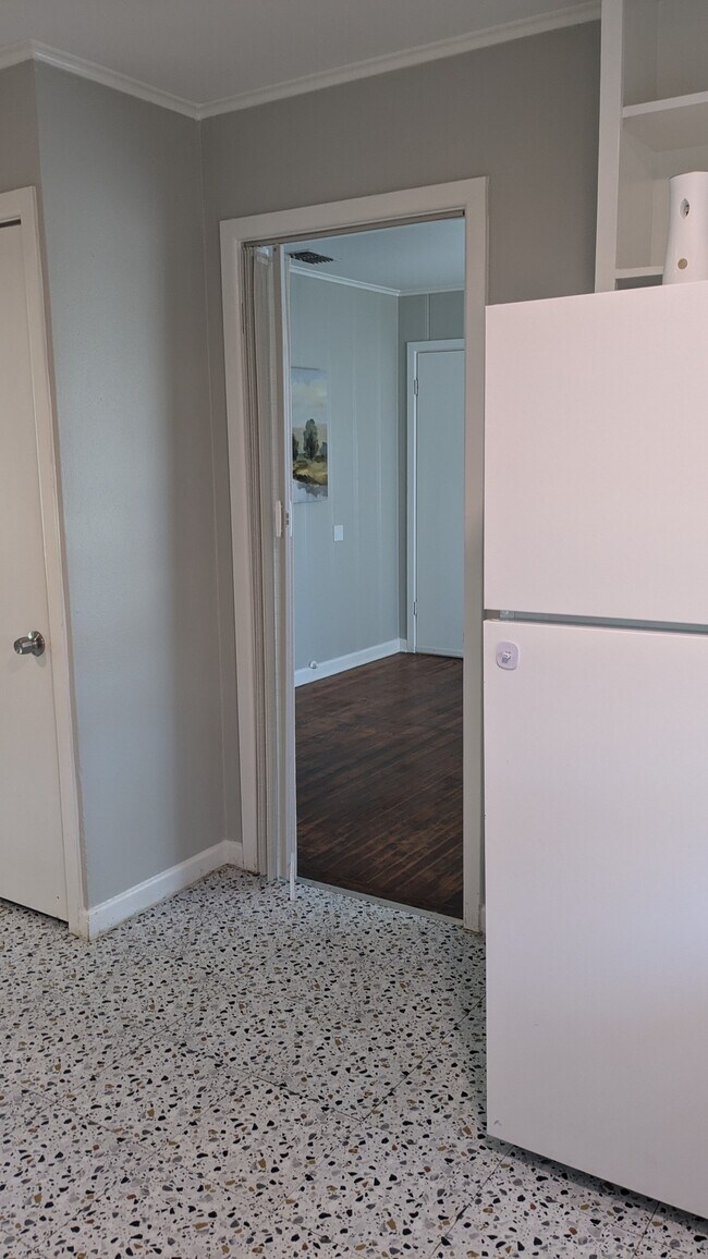 Building Photo - 2417 S Kennedy Ave