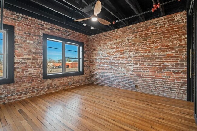 Building Photo - 330 W Lamar St
