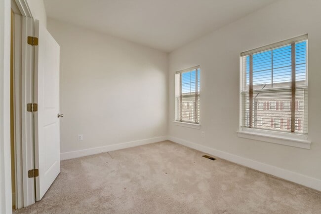 Building Photo - Luxurious 3 BR/2 Full BA & 2 Half BA EOG T...