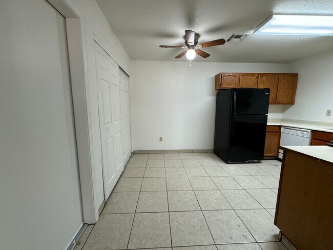 Building Photo - 3BR Duplex with gated yard and Garage
