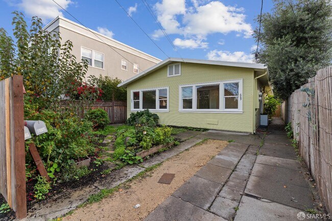 Building Photo - 689 43rd St