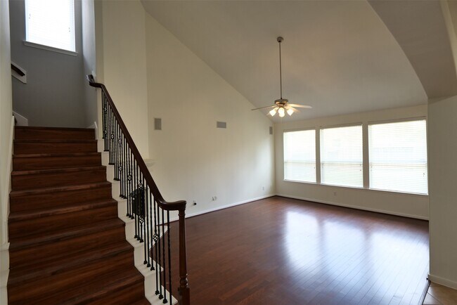 Building Photo - 6119 Lakenshire Falls Ln