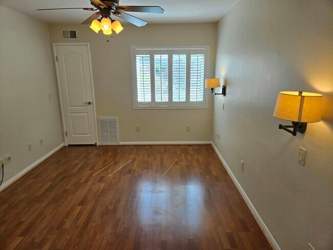 Building Photo - 7130 Shoreline Dr