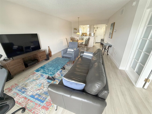 Building Photo - 140 NE 28th Ave