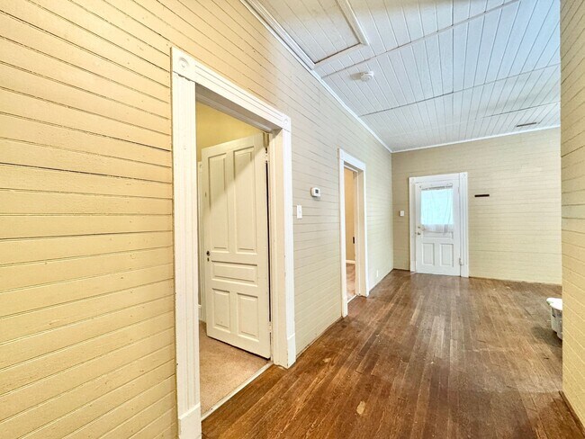 Building Photo - 2 Bedroom in College Hill Convenient to UN...