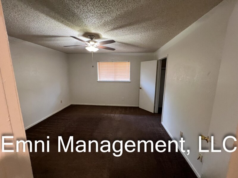 Building Photo - 204 Oak Trail Dr